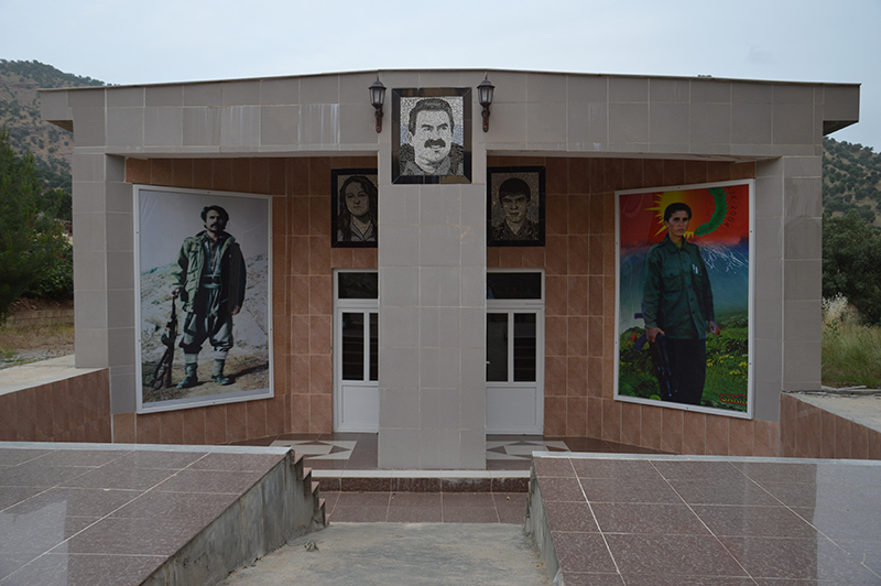 Müzenin kapısında Öcalan'ın fotoğrafı var. Sağ tarafa, Paris'te öldürülen Sakine Cansız'ın dev posteri asılmış. Sol da ise Agit'in. Yani 1986'da Gabar Dağı'nda öldürülen Mahsum Korkmaz'ın.