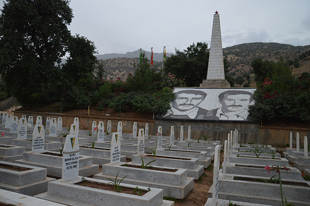 PKK'nin Kandil Dağı'ndaki şehitliği çok bakımlı, güllerle donatılmış mermer mezarlardan oluşuyor