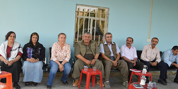 Mahmur Belediyesi önünde Eşbaşkanlar Bermal Hakkari ve Mehmet Kara, Meclis Eşbaşkanı Hacı Kaçan ve diğer kamp sakinleriyle Türkiye'nin seçimini konuşuyoruz.