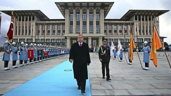 Başbakanlık ve bazı bakanlıklar için yapılan, ancak Köşk'e çıkınca Erdoğan'ın Cumhurbaşkanlığı'nı taşıdığı 1150 odalı Ak Saray, siyaset gündeminin önde gelen tartışma konularından birisi...