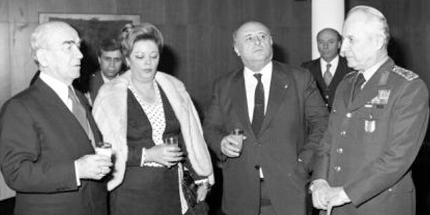 Dönemin Cumhurbaşkanı Fahri Korutürk, Nazmiye Demirel, Başbakan Süleyman Demirel, Genelkurmay Başkanı Kenan Evren (soldan sağa).