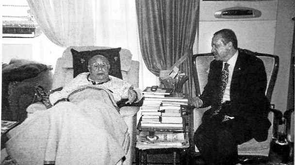 Erdoğan, 2004'te Demirel'i hasta yatağında ziyaret etmişti. Görüşmenin fotoğrafı, uzun yıllar Erdoğan'ın baş danışmanlığını yapan Yalçın Akdoğan'ın kitabında yer almıştı.