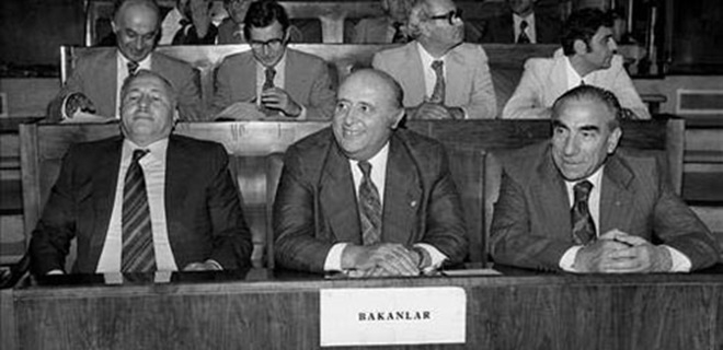Türkiye 12 Eylül 1980 darbesine sürüklenirken ilk Milliyetçi Cephe koalisyonu AP, MSP, CGP ve MHP ortaklığıyla 1 Nisan 1975'te kuruldu, 5 Haziran 1977 seçimlerine kadar iktidarda kaldı. İkinci Milliyetçi Cephe koalisyonu MSP/Erbakan, AP/Demirel ve MHP/Türkeş (soldan sağa) ortaklığıyla 21 Temmuz 1977'de kuruldu, 12 Kasım 1979'a kadar işbaşında kaldı