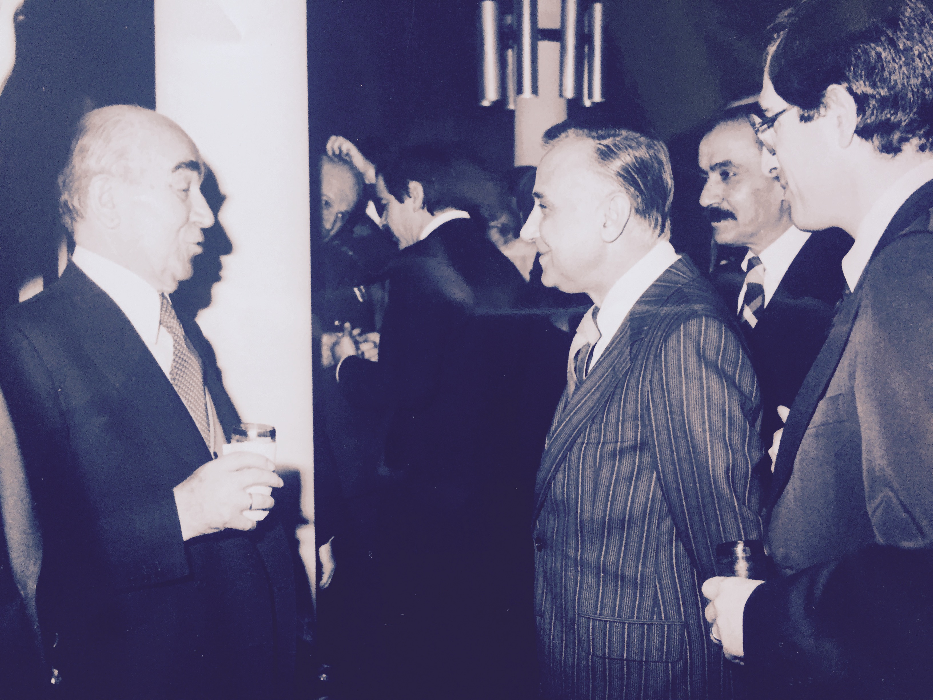 Cüneyt Arcayürek (sağda) ve Hasan Cemal, 6. Cumhurbaşkanı Fahri Korutürk'ün (solda) Çankaya Köşkü'ndeki veda kokteylinde (13 Mart 1980)