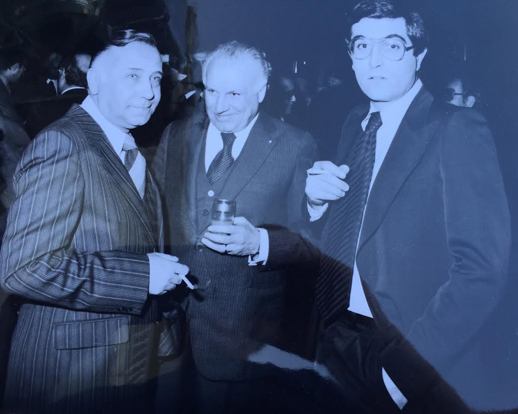 Cüneyt Arcayürek (solda) ve Hasan Cemal (sağda),  6. Cumhurbaşkanı Fahri Korutürk'ün Çankaya Köşkü'ndeki veda kokteylinde (13 Mart 1980)