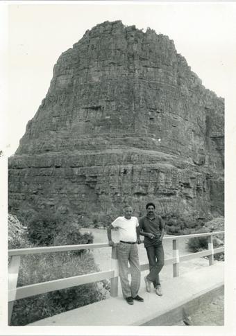 Temmuz 1987. Hakkari-Çukurca yolunda, Cüneyt Arcayürek ile birlikte. Arkamızdaki tepeye yerel halk  İş Bankası Kayaları adını takmış