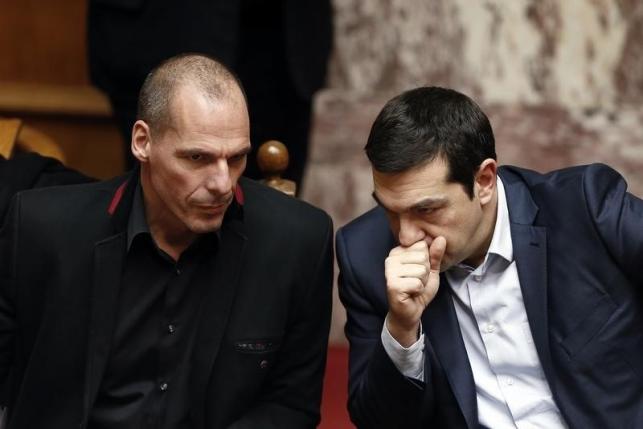 Yunanistan Başbakanı Çipras ve IMF'ye olan borçların ödenemeyeceğini açıklayan Maliye Bakanı Yanis Varufakis (solda) zor günler geçiriyor