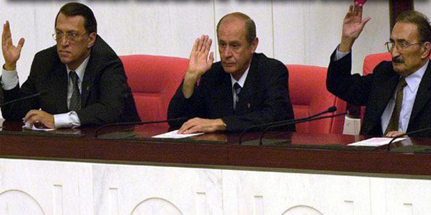 Türkiye'de son koalisyon, Bülent Ecevit'in başbakanlığında, DSP, Devlet Bahçeli liderliğindeki MHP ve Mesut Yılmaz (sağdan sola) liderliğindeki ANAP arasında kuruldu. Türkiye'deki 15.  koalisyonu ifade eden 57. Hükümet, 3 Kasım 2002 seçimlerine kadar yaklaşık 3,5 yıl iktidarda kaldı