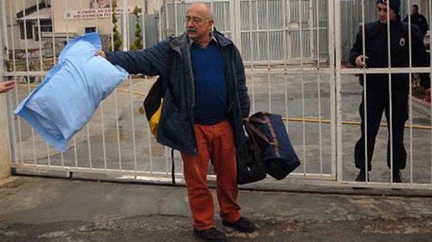 Nişanyan, Şirince’de iki kez mühürlenen araziye ev yaptığı gerekçesiyle Ocak, 2014'te tutuklandı, cezaevine girerken yanında getirdiği yastık içeri alınmadı  