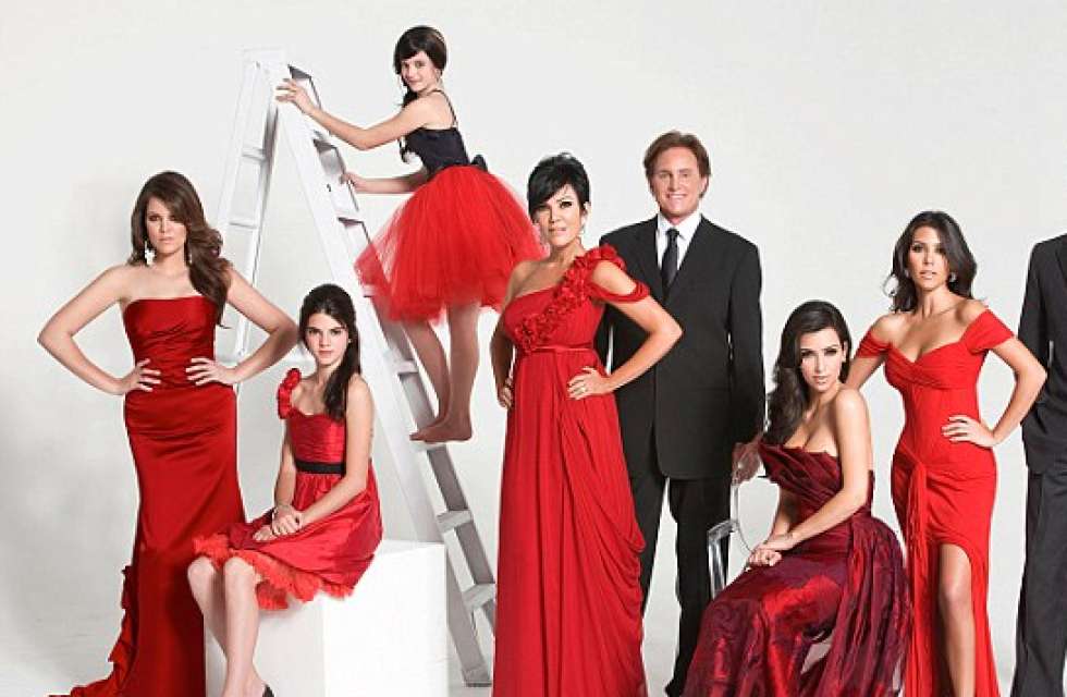 Bruce Jenner ve ayrıldığı eşi Kris (ortada), sağında Kim Kardashian, Khloe Kardashian (en solda.)