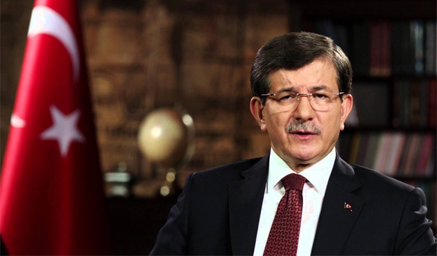 Başbakan Davutoğlu televizyonda. ‘Devlet-i âli’nin o malum ciddiyet ve kararlılığı yüz çizgilerine oturmuş hâlde konuşuyor    