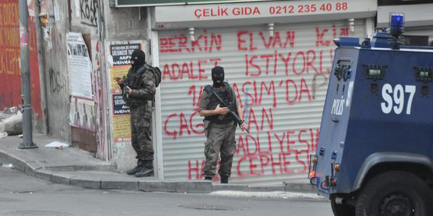 İstanbul’da dün 26 ilçede 5 bin polisle düzenlenen eş zamanlı operasyonda yüzden fazla adrese baskın yapıldı. 