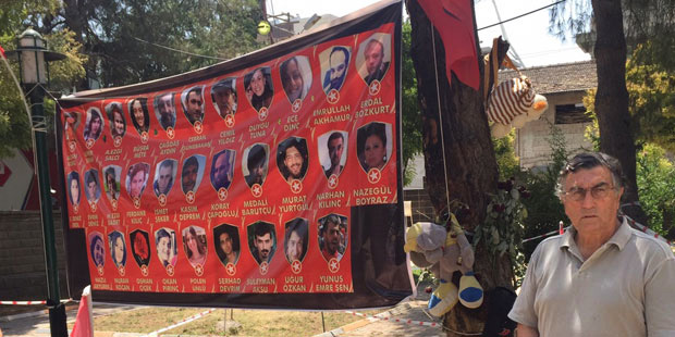 Amara Kültür Merkezi önünde katledilen 31 kişi, bahçede iki ağacın arasına asılan fotoğraflarıyla anılıyor