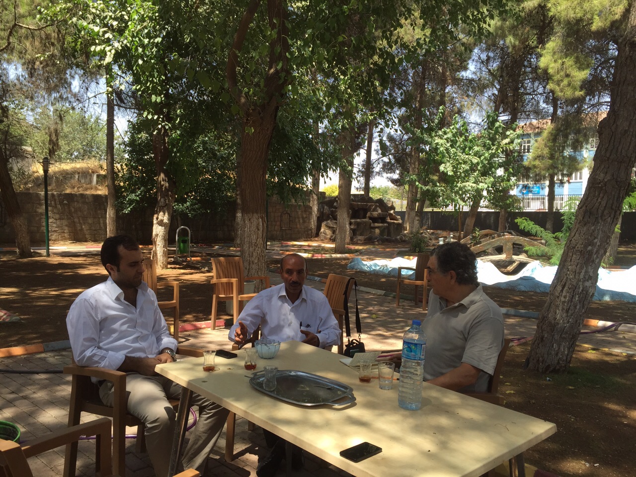 HDP Suruç Eş Başkanı Suphi Koçyiğit (ortada) ve HDP Urfa yönetiminden Nihat Altundağ ile Amara Kültür Merkezi bahçesinde sohbet...