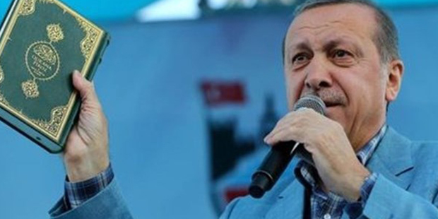 Erdoğan, seçim kampanyasında meydanlarda Kürtçe Kuran sallayarak AKP'ye oy istemişti