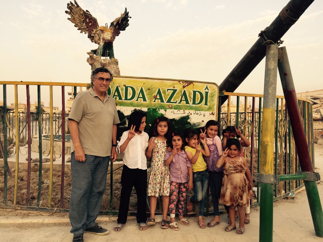 Özgürlük Meydanı. Bombardımanda isabet almayarak ayakta kalan kartal heykelinin önünde Kobanêli çocuklarla...