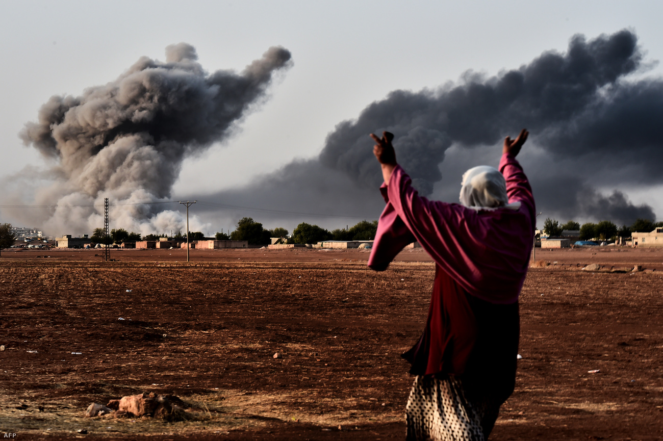 Koalisyon güçleri Kobanê’yi kurtarmak için IŞİD’i bombalarken Türkiye sınırından  bir kare
