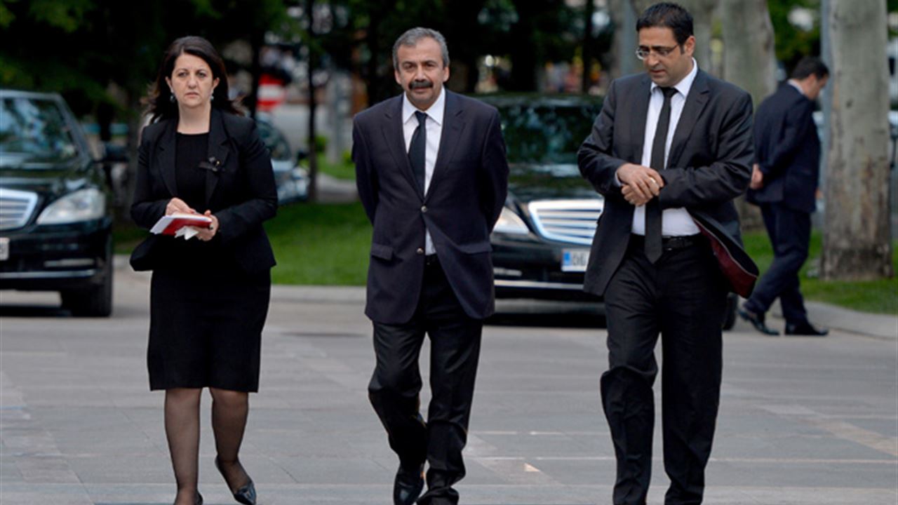 İmralı Heyeti Sözcüsü Sırrı Süreyya Önder (ortada) ile HDP Grup başkavekilleri Pervin Buldan ve İdris Baluken. İmralı heyeti, yaklaşık 3,5 aydır Öcalan'la görüştürülmüyor