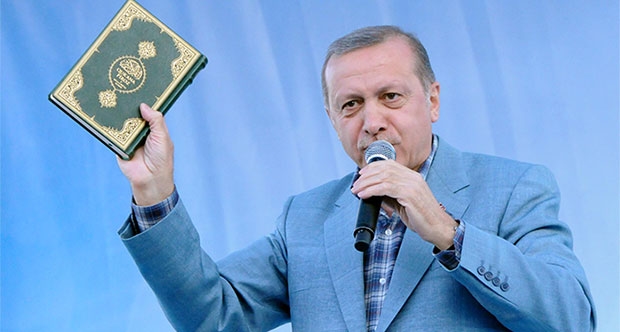 7 Haziran seçimleri öncesinde elinde Kuranı Kerim ile düzenlediği mitinglerde AKP'ye oy isteyen Cumhurbaşkanı Erdoğan, cuma günü Rize'de, 'İster kabul edilsin ister edilmesin, Türkiye'nin yönetim sistemi değişmiştir. Yapılması gereken bu fiili durumun hukuki çerçevesinin yeni bir Anayasa ile kesinleştirilmesidir' dedi
