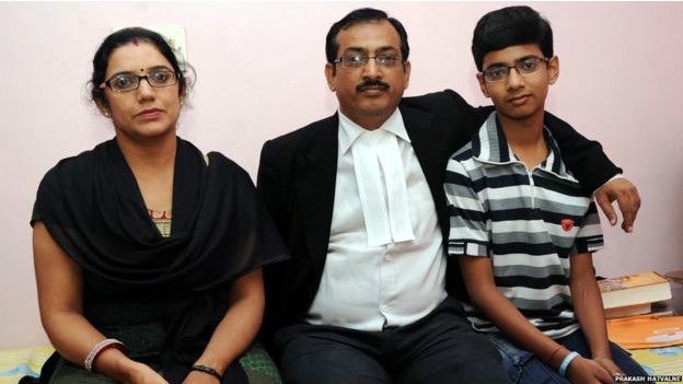 Vaswani, karısı ve çocuğuyla birlikte
