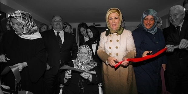Cumhurbaşkanı Erdoğan ve eşine en yakın isimlerden Sibel Eraslan, TÜRGEV'e devredilen Ümraniye Şule Yüksel Şenler Kız Yurdu'nun açılışını Emine Erdoğan'la birlikte yaparken