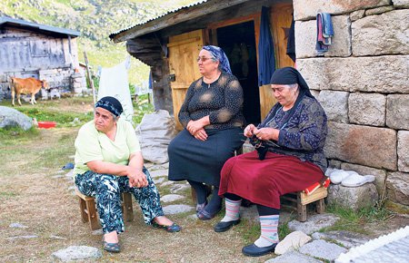 Rize'nin Samistal Yaylası'nı korumak amacıyla kurulan ‘direniş evi'nde bekleyen kadınlar.