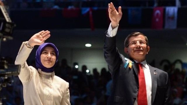 Başbakan Ahmet Davutoğlu, partisinin 5. olağan kongresinde eşi Sare Davutoğlu'yla birlikte delegeleri selamlıyor. Erdoğan, kongrede oya sunulan AKP MKYK listesine damgasını vurdu