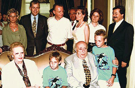 Cavit Çağlar (en sada) Süleyman Demirel'in aile fotoğrafında