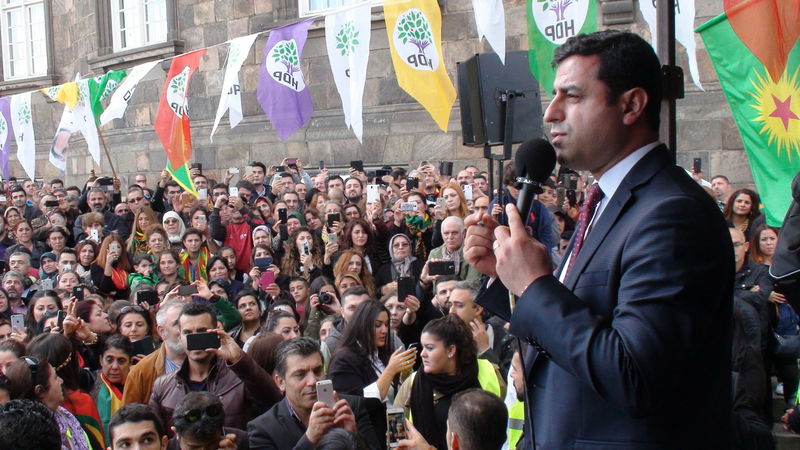 HDP Eş Genel Başkanı Demirtaş, geçen hafta Kopenhag’da Danimarka Dışişleri Bakanı Kristian Jensen ile bir araya geldi, Parlamento Meydanı'nda toplanan kitleye hitap etti