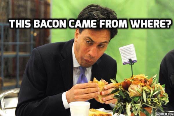 Genel Seçimde medya bu fotoğrafı İşçi Partisi lideri Miliband’a karşı kullandı. “Bir sandviç bile yemeyi beceremeyen adamdan başbakan olur mu?” manşeti atıldı. Söz konusu sandviç domuz etindendi. Şimdi fotoğraf yeniden yayınlandı: “Bu domuz eti nereden geldi?” 