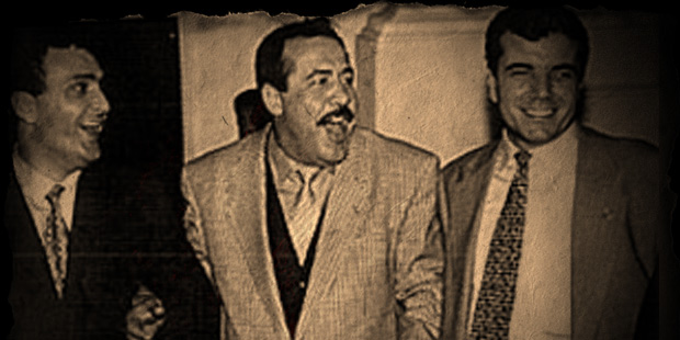 3 Kasım 1996'da patlayan Susurluk skandalı, devlet görevlisi-mafya-siyasetçi ilişkilerini ortaya sermişti. Devletin kırmızı bültenle aradığı, Bahçelievler katliamının da sorumlularından Abdullah Çatlı (sağda) ile Özel Harekât Daire Başkan Vekili İbrahim Şahin (ortada) ve özel harekât polisi Ayhan Akça'yı halay çekerken görüntüleyen fotoğraf unutulmadı
