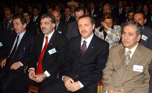 14 Ağustos 2001'de siyasal yaşama katılan AKP'yi kuran çekirdek kadro: Bülent Arınç, Tayyip Erdoğan, Abdullah Gül, Abdüllatif Şener (sağdan sola).