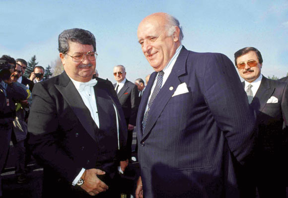 ANAP Genel Başkanlığı ve Başbakanlık koltuğunda otururken 1989'da Köşk'e çıkan Turgut Özal (solda) ile Özal'ın 17 Nisan 1993'te beklenmeyen ölümünün ardından Başbakanlık ve DYP Genel Başkanlığı koltuğunu bırakıp 9. Cumhurbaşkanı olarak Köşk'e çıkan Demirel..