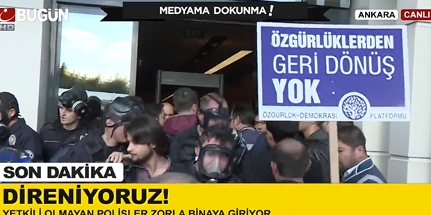 Gaz maskeli ve coplu Çevik Kuvvet ekipleri; Bugün TV, Kanaltürk ile Bugün ve Millet gazetelerini de bünyesinde barındıran Koza İpek Holding'in merkezine zorla girdi