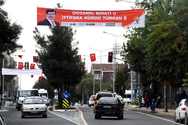 Diyarbakır'a asılan Kürtçe yazılan pankartta 'Kürdlerin, Türklerle ittifakı' yerine 'Kürdün Türkan ile ittifakı' şeklinde yer alıyor