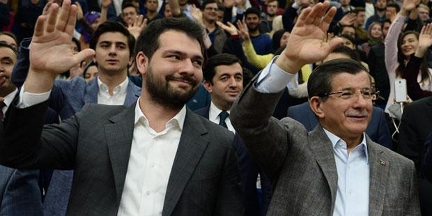 Davutoğlu'nun, 28 Ekim'de gençlerin karşısına birlikte çıktığı Abdurrahim Boynukalın, Başbakan'ın seçim konuşması sırasında da AKP Genel Merkezi'nin balkonundaydı