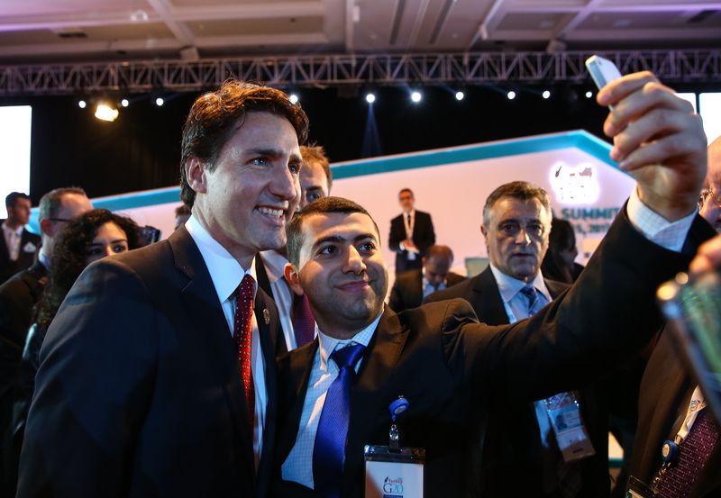 Kanada Başbakanı Justin Trudeau (solda)