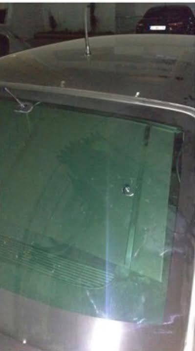 Demirtaş'ın zırhlı aracının arka camında kurşun izi görülüyor