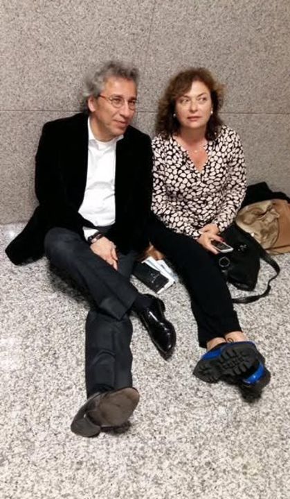 Can Dündar ile eşi Dilek Dündar, Çağlayan Adliyesi'nde savcılığın tutuklama talebi hakkında mahkemenin kararını beklerken...
