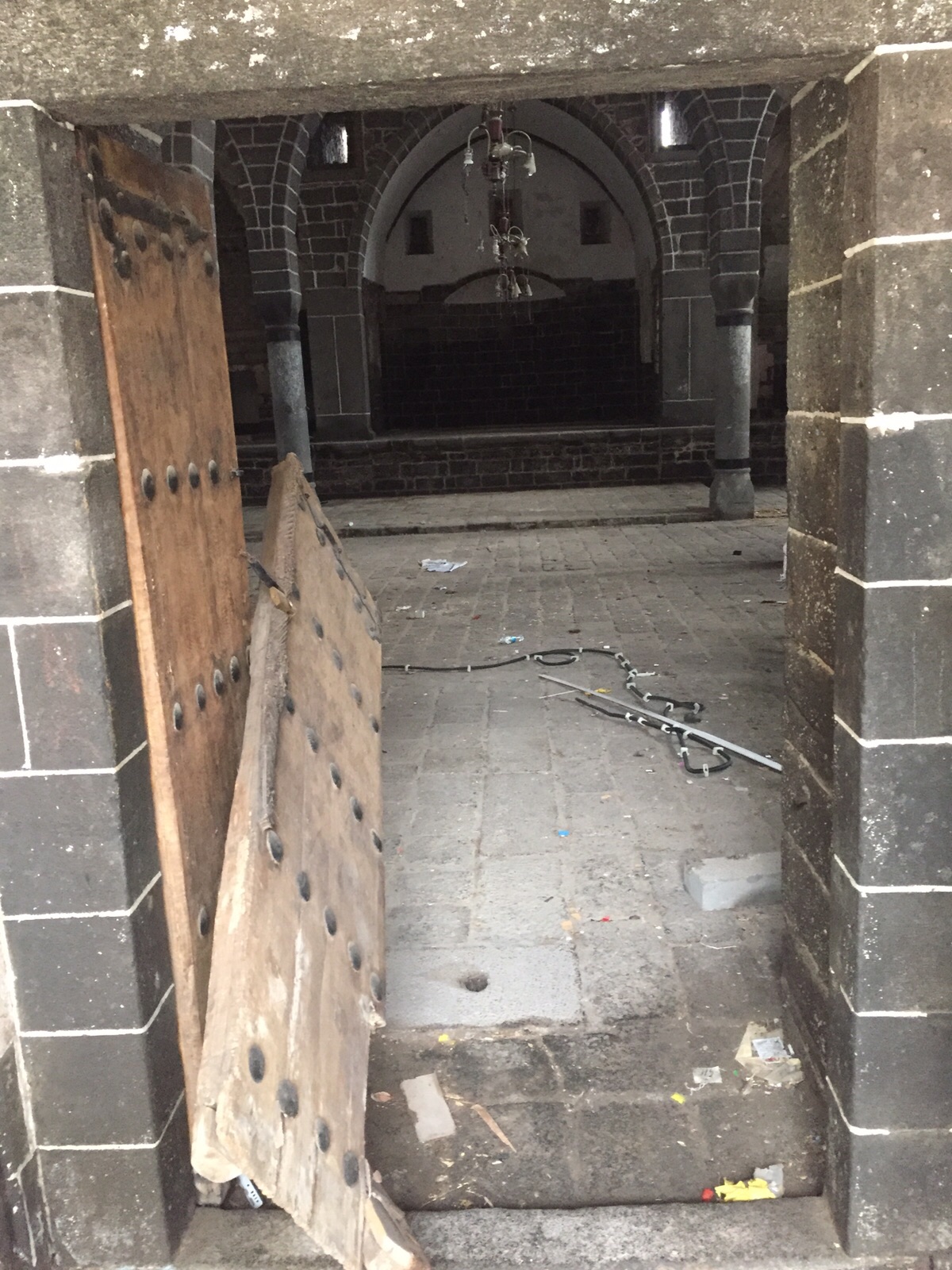Ermeni Kilisesi’ymiş. Tahrip edilmiş, kapısı kırılmış. Görüntüsü hazin...