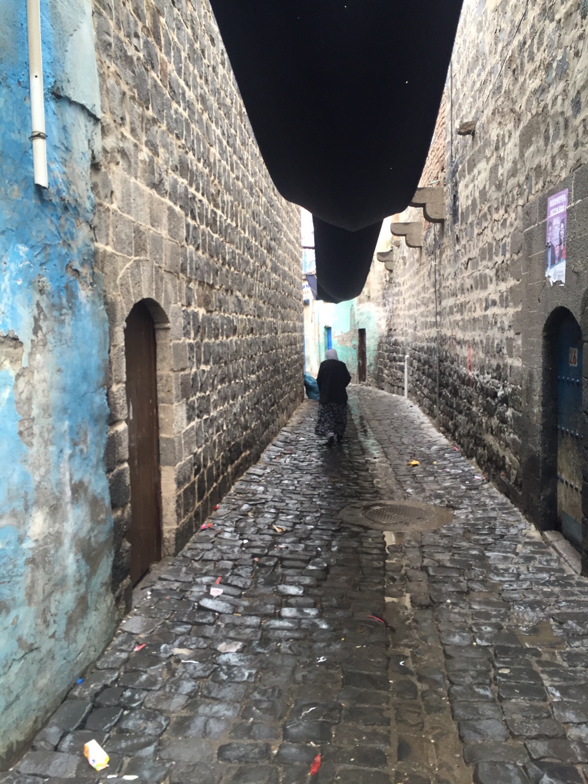 Suriçi'nin yağmurla ıslanmış parke taşlı yoksul sokakları bomboş...