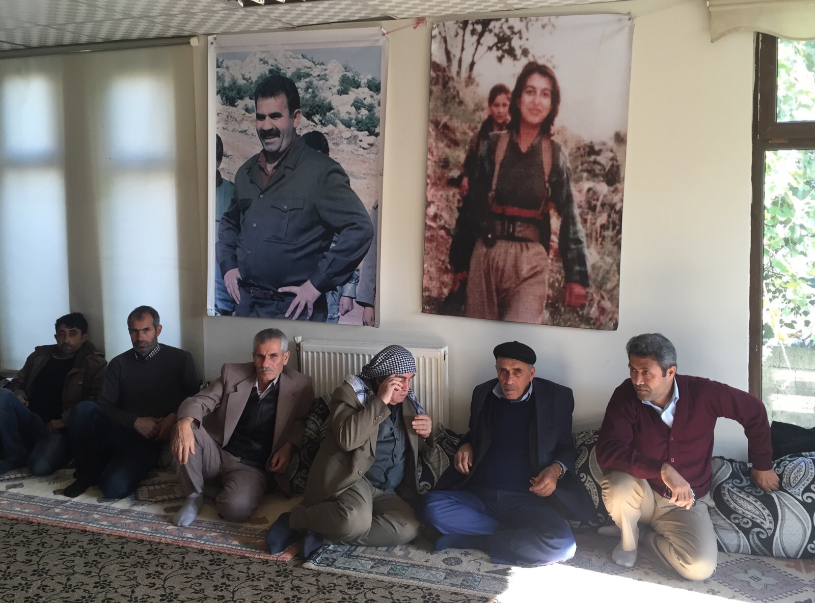 Cizre’de taziye evi… Duvarda, Öcalan ve 1992’de “KDP ile Güney Savaşı’nda” hayatını kaybeden ve ‘Şehit Beritan’ adıyla anılan Gülnaz Karataş’ın  fotoğrafları 