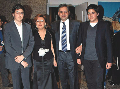Mehmet Ali Yalçındağ, eşi Arzuhan Doğan Yalçındağ ve oğullarıyla birlikte