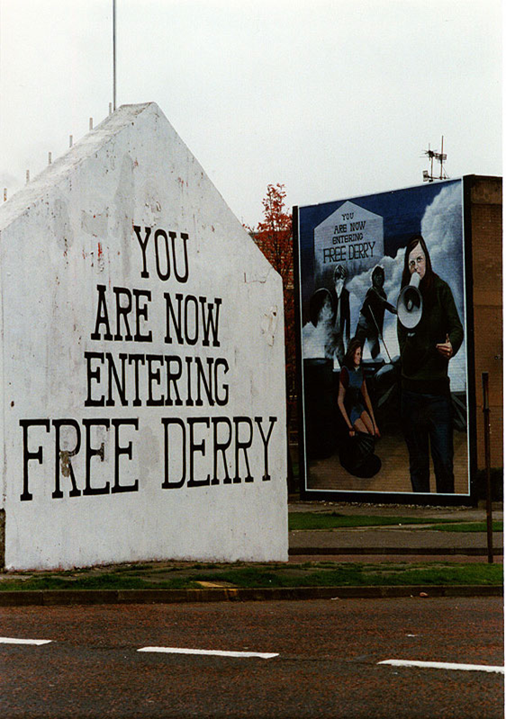 Kuzey İrlanda’nın Derry özerk bölgesinin girişinde 46 senedir bu duvar yazısı duruyor: “Özgür Derry’ye girmektesiniz”. Hala orada.