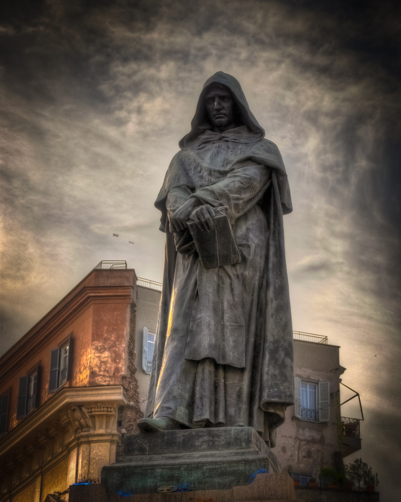 İtalyan filozof, rahip, gökbilimci Giordano Bruno'nun (1548-1600), yakıldığı Campo de Fiori Meydanı'ndaki heykeli