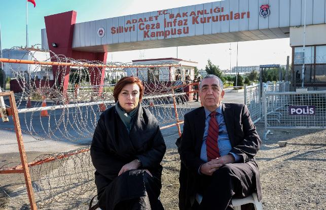Tam 23 yıl önce bugün, 24 Ocak 1993'te katledilen Cumhuriyet yazarı Uğur Mumcu'nun eşi Güldal Mumcu, gazeteci Baki Özilhan ile birlikte, Cumhuriyet Yayın Yönetmeni Can Dündar ve Ankara Temsilcisi Erdem Gül'ün hapsedildiği Silivri Cezaevi önünde 'umut nöbeti'nde