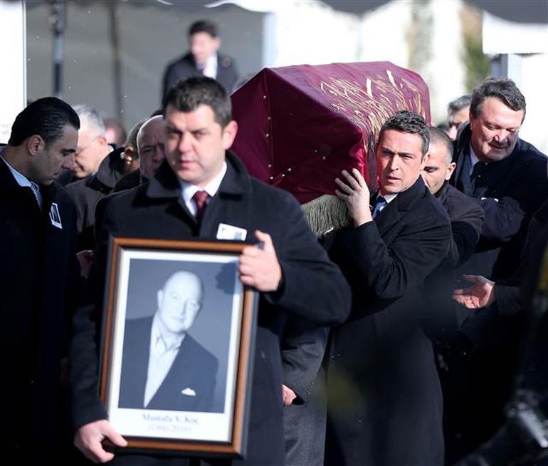 Mustafa Koç'un kardeşi, Koç Holding Yönetim Kurulu Üyesi Ali Koç, Mustafa Koç'un cezanesini omzunda taşıdı.