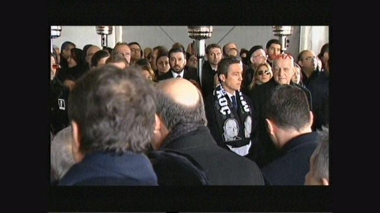 Ali Koç ve aileden başka isimlerin cenaze namazı sırasında omuzlarında Mustafa Koç yazan bir atkı ile bekledikleri görüldü.