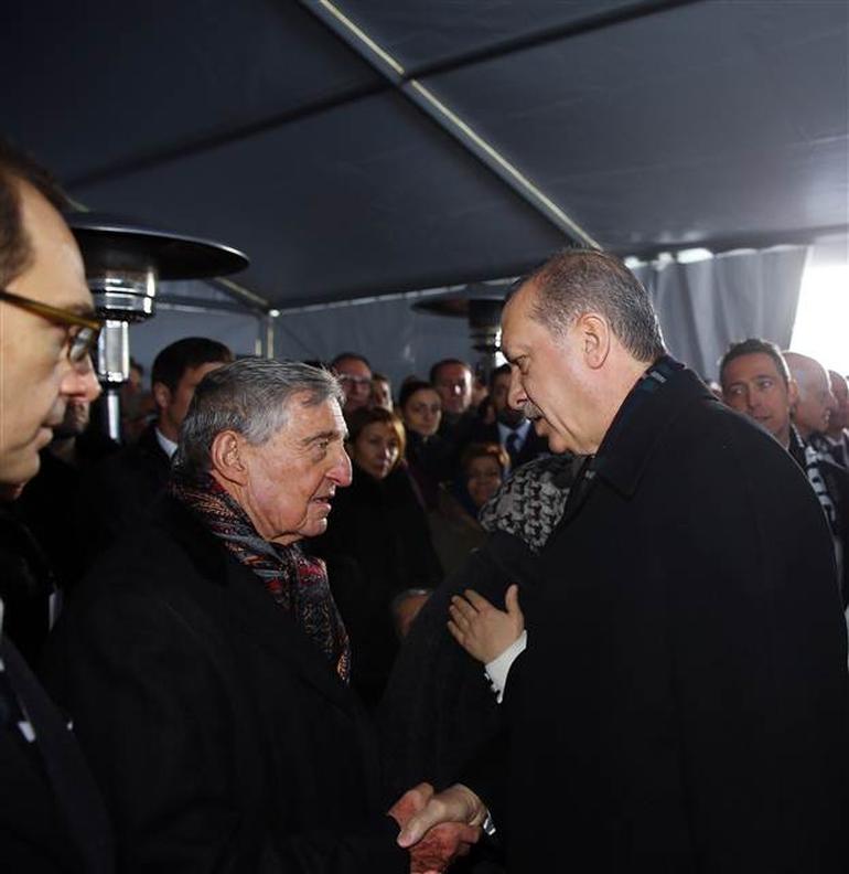 Cumhurbaşkanı Recep Tayyip Erdoğan, camiye gelip, Koç ailesine baş sağlığı diledi.   