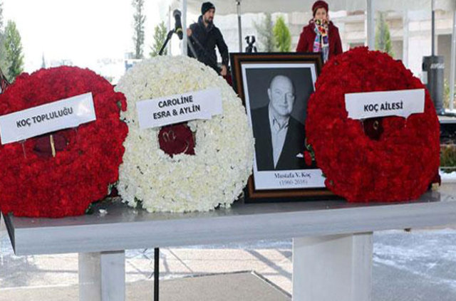 Mustafa Koç'un tabutunun üzerine aile bireylerini temsilen çiçekler bırakıldı. Çiçeklerin üzerinde Koç Ailesi, Caroline-Esra-Aylin ve Koç topluluğu yazdığı görüldü.